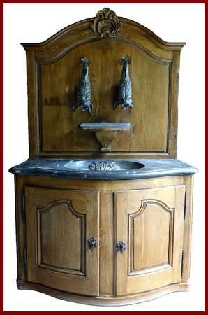 Buffet de chasse galb&eacute; &eacute;vier porte fontaine en plomb et pierre de Saint-Cyr XVIIie